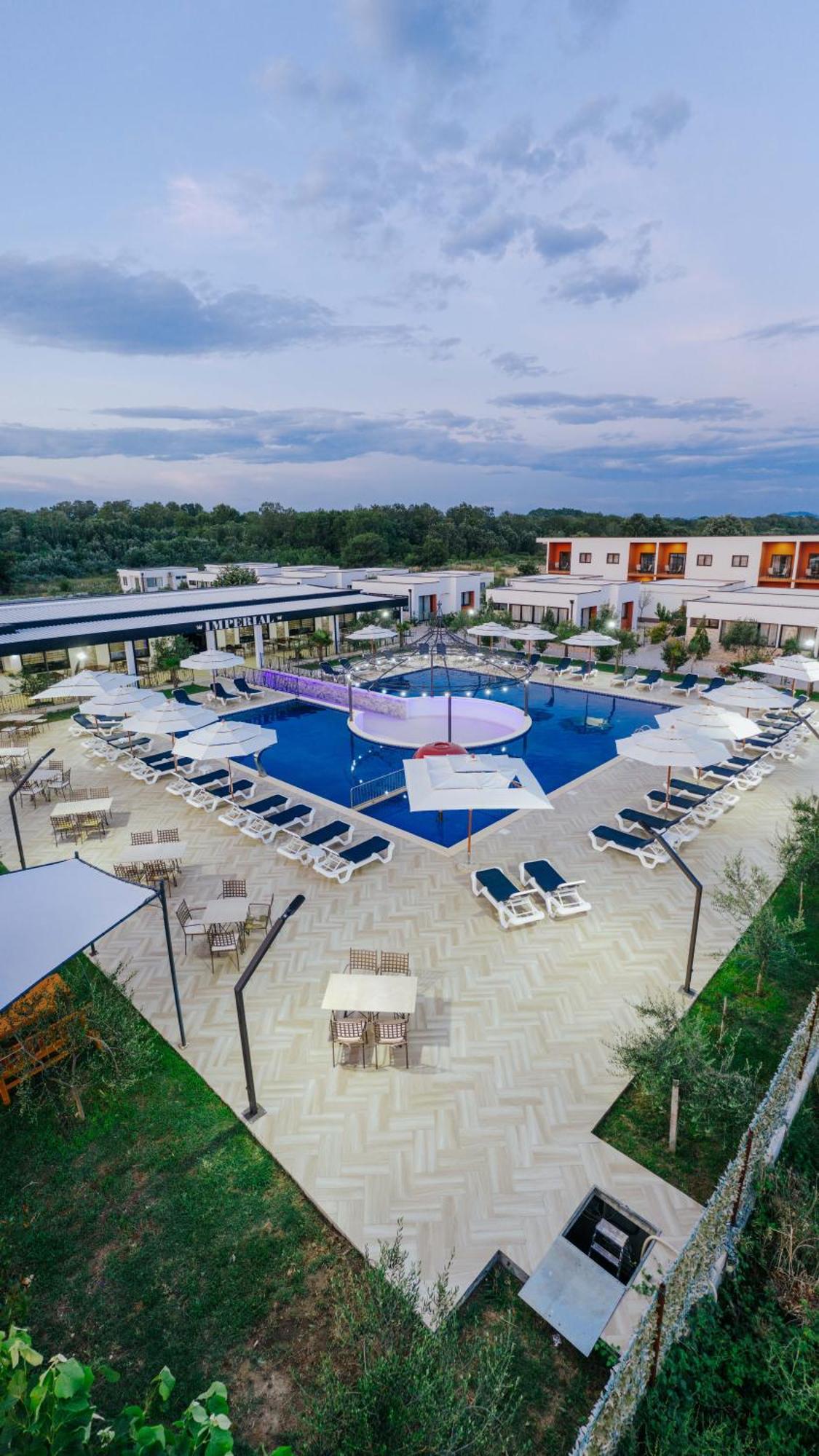 Imperial Family Resort 乌尔齐尼 外观 照片