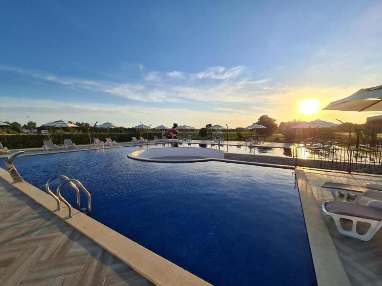 Imperial Family Resort 乌尔齐尼 外观 照片